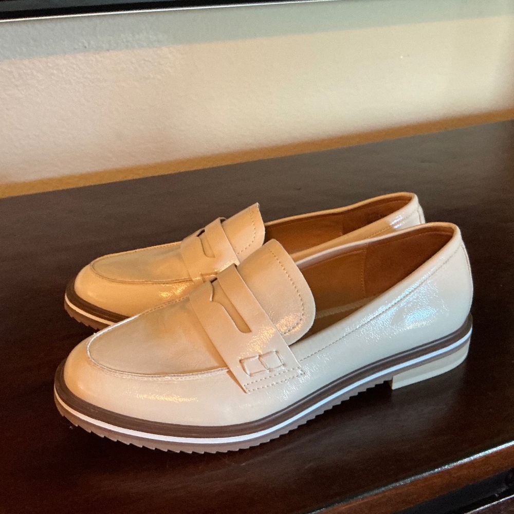 Size 9 crème  Me too patent loafers slightly worn